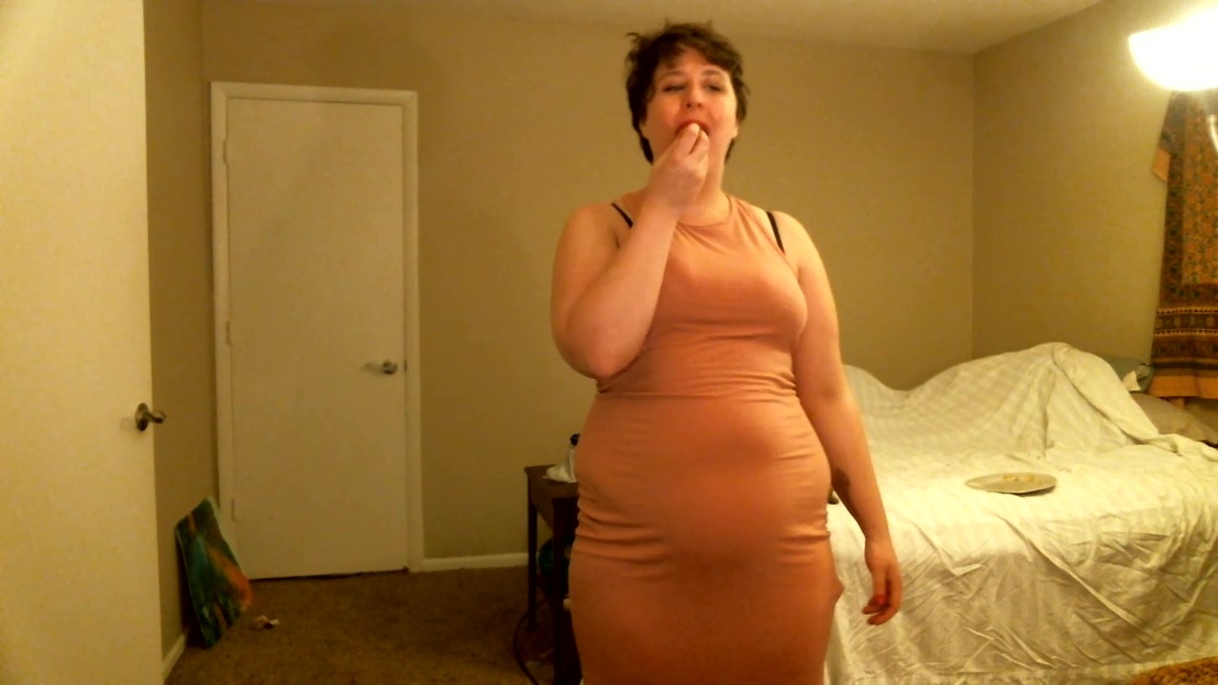 Older houswife toys plump housewife fingers